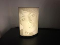 Lithophane-Ständer 5 Volt / Lithophane-Stand 5 Volt – Für Hochkant-Bild 4:3, 150 Mm Hoch 3D Printer Model