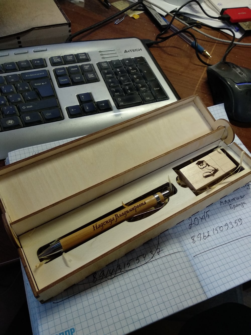 صندوق خشبي مقطوع بالليزر للقلم ومحرك أقراص فلاش USB