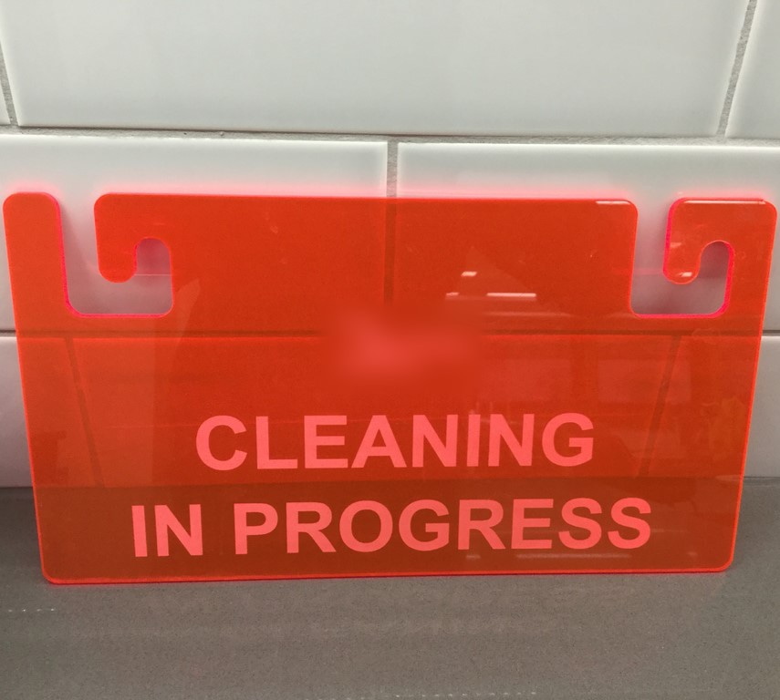 激光切割洗碗机标志清洁正在进行丙烯酸