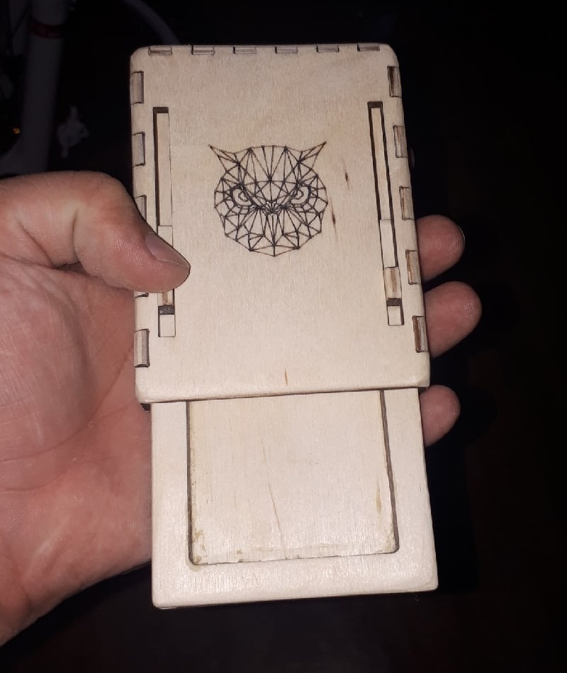 Caja de cigarrillos cortada con láser Caja de cigarrillos de madera