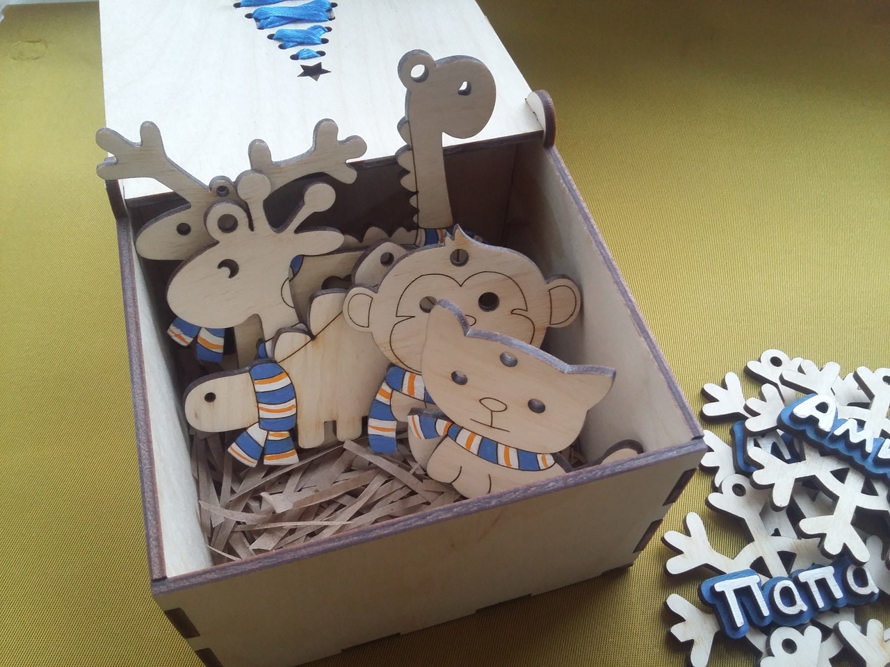 Caja de regalo cortada con láser con cinta Árbol de Navidad Copo de nieve grabado Juguetes Mono Dinosaurios Jirafa Gato