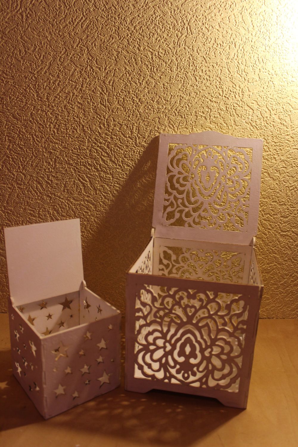 Caja de madera cortada con láser con motivo floral