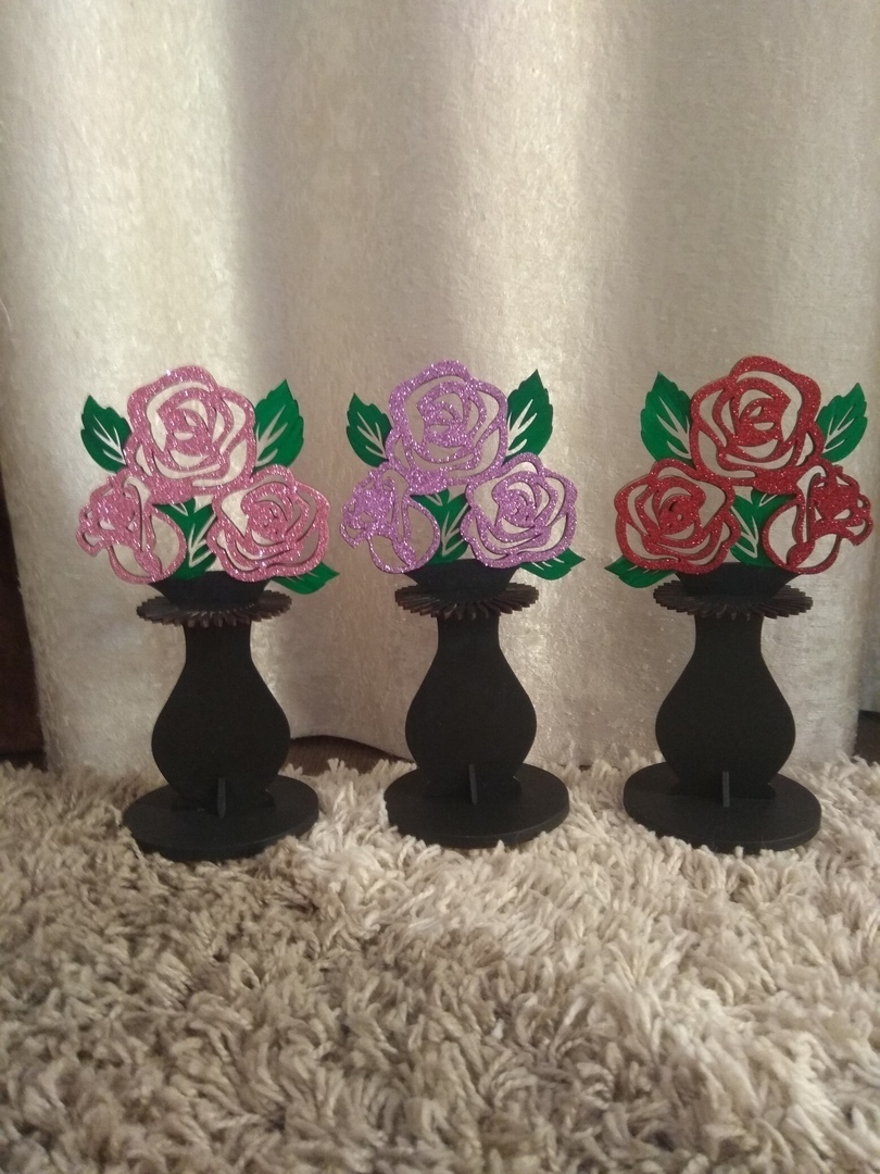 Porte-serviettes en forme de vase à fleurs découpées au laser