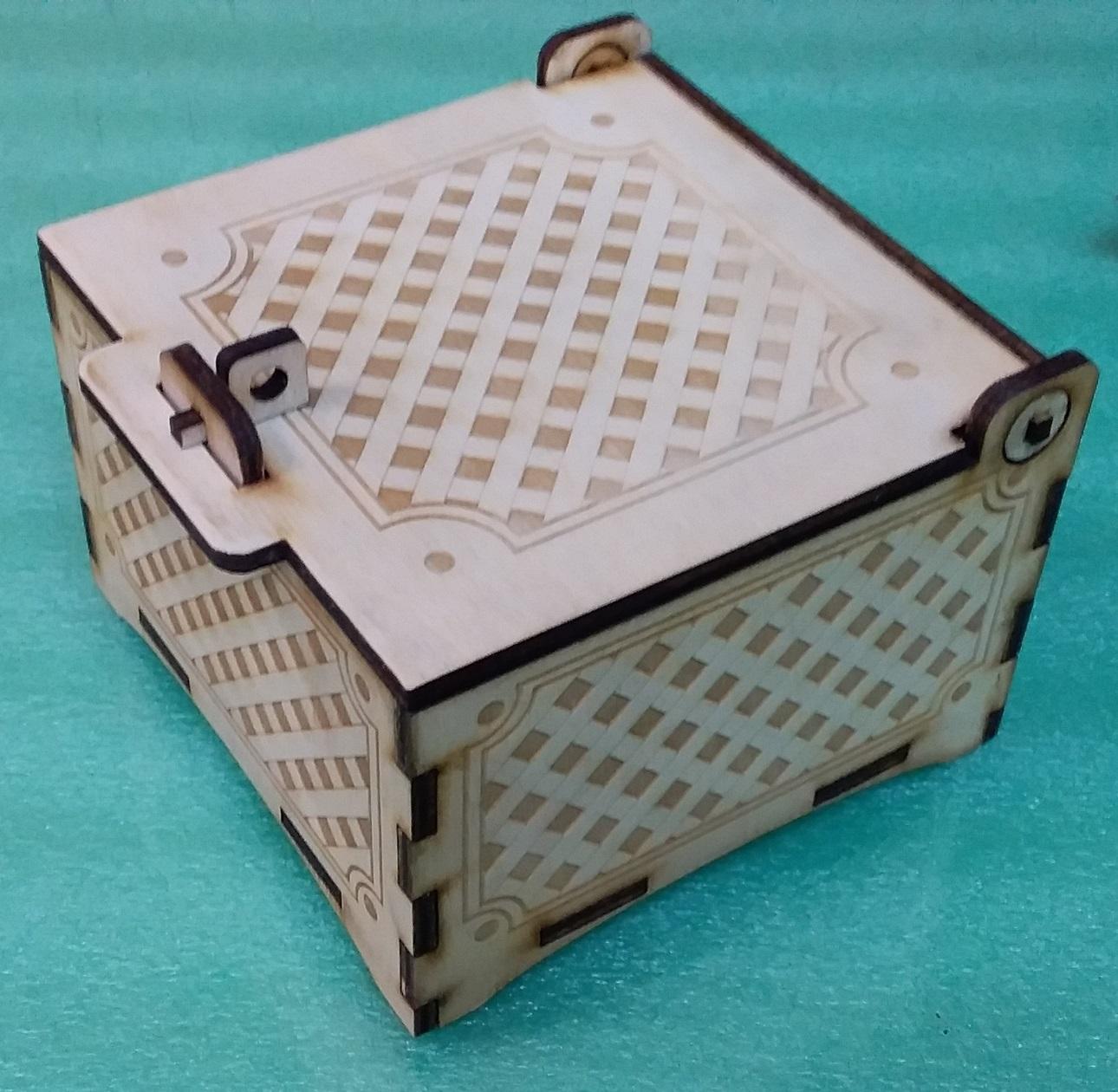 Lasergeschnittene gravierte Box mit Deckel und Schloss