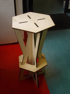 Laserowo wycinany stołek montażowy ze sklejki 9 mm