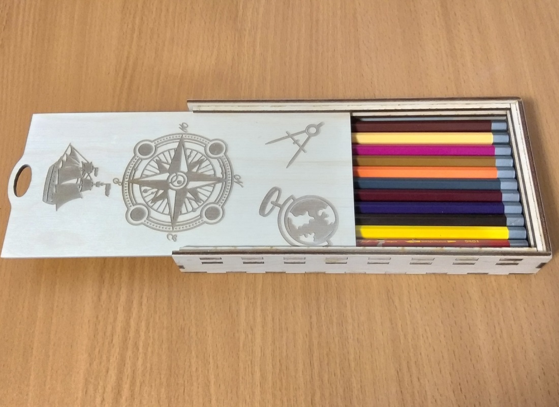 Boîte à crayons en bois découpée au laser avec couvercle coulissant