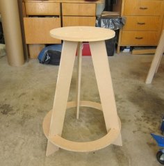 Laserowo wycinany drewniany stołek z okrągłym siedziskiem