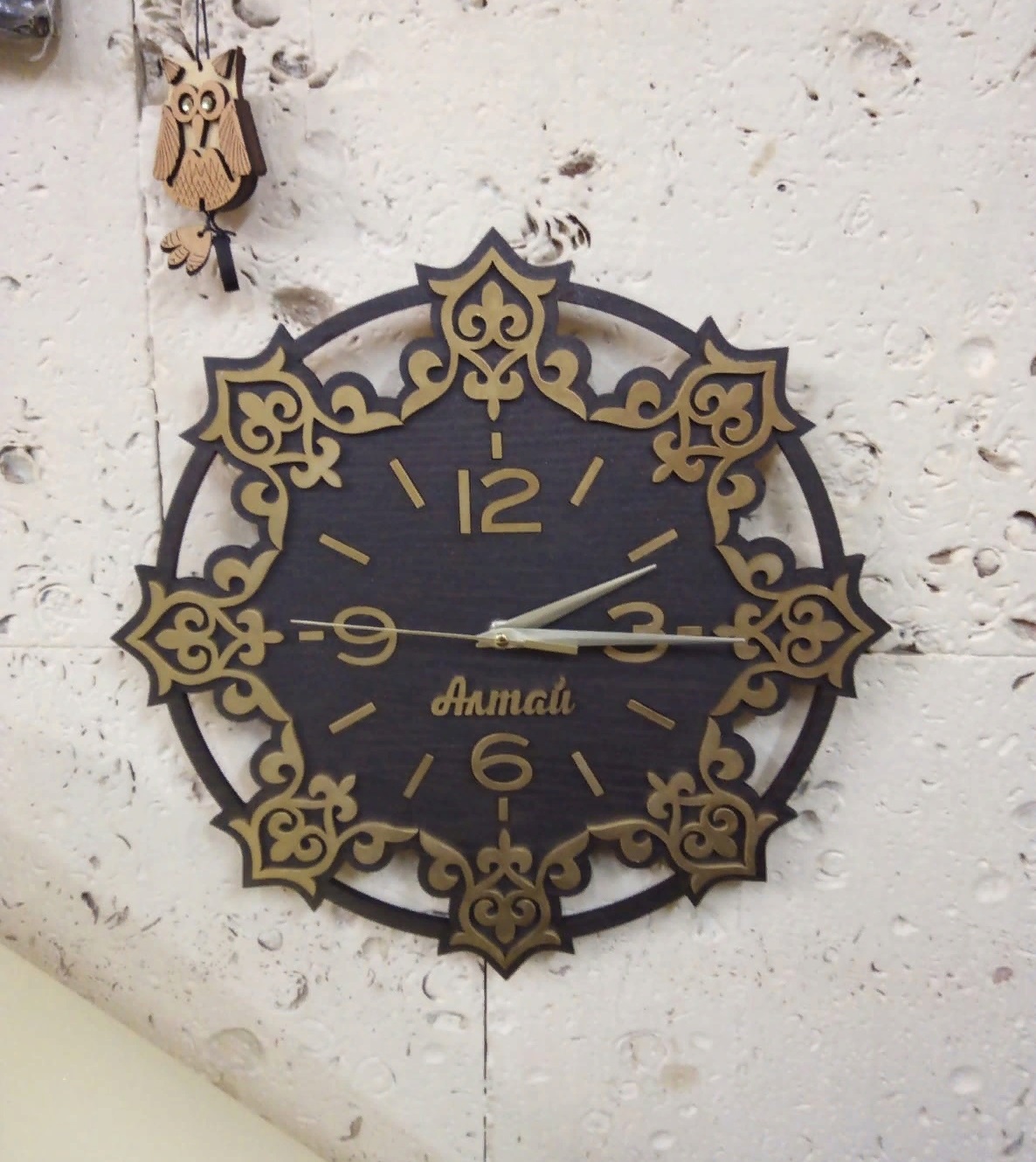Reloj de pared de madera con decoración cortada con láser