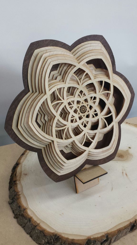 Flor de esculturas de madera en capas