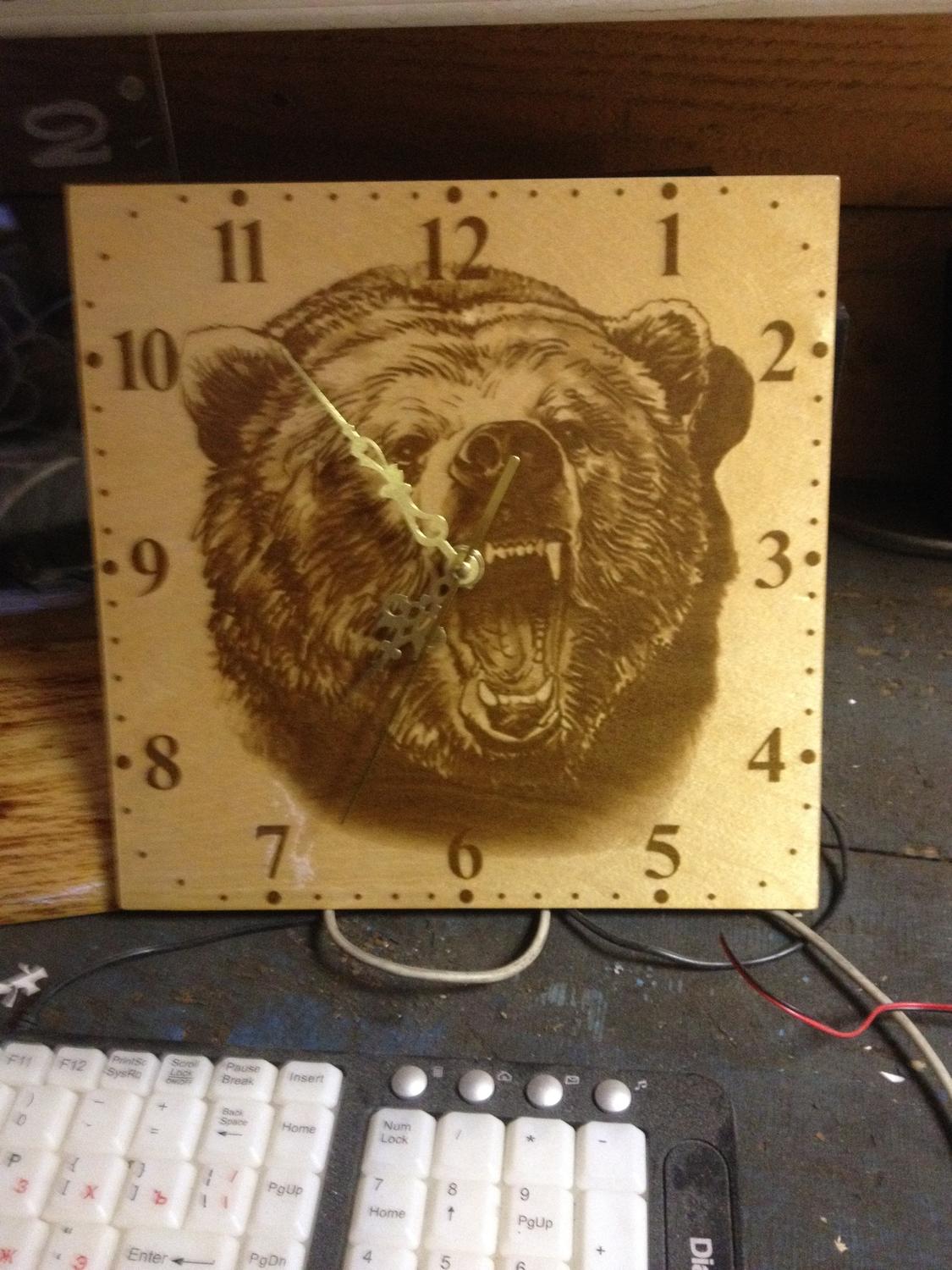 Лазерная гравировка шаблона медвежьих часов