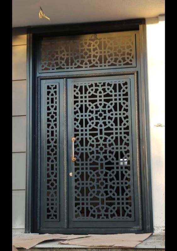 Diseño moderno de puerta principal cortado con láser