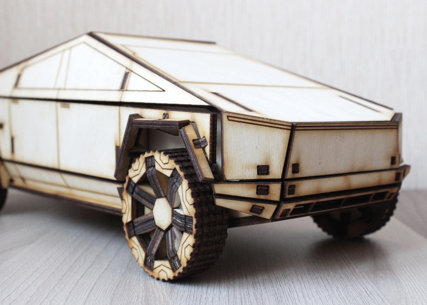 نموذج خشبي ثلاثي الأبعاد لشاحنة تسلا مقطوعة بالليزر