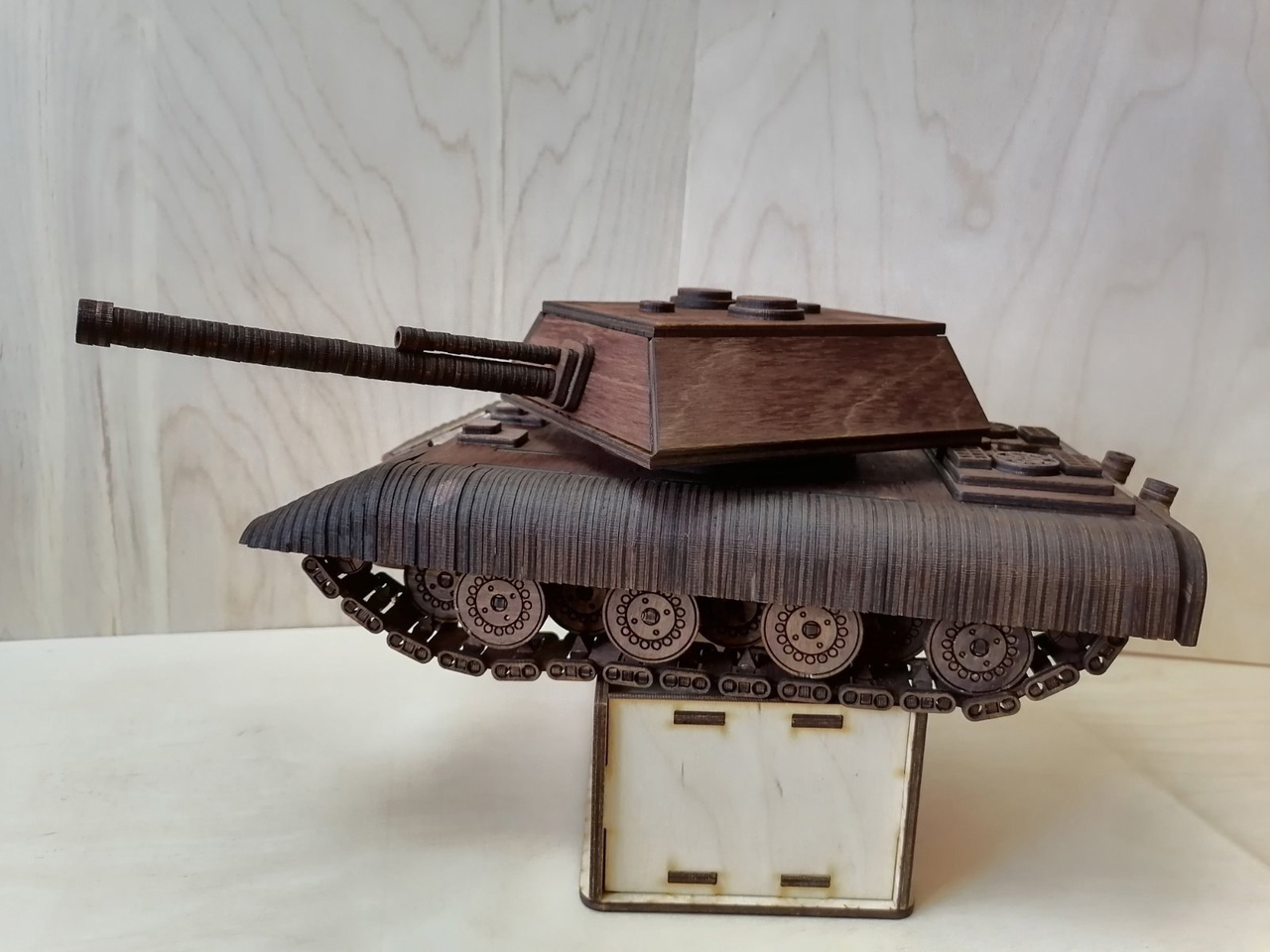Lasergeschnittenes Armee-Panzer-Sparschwein