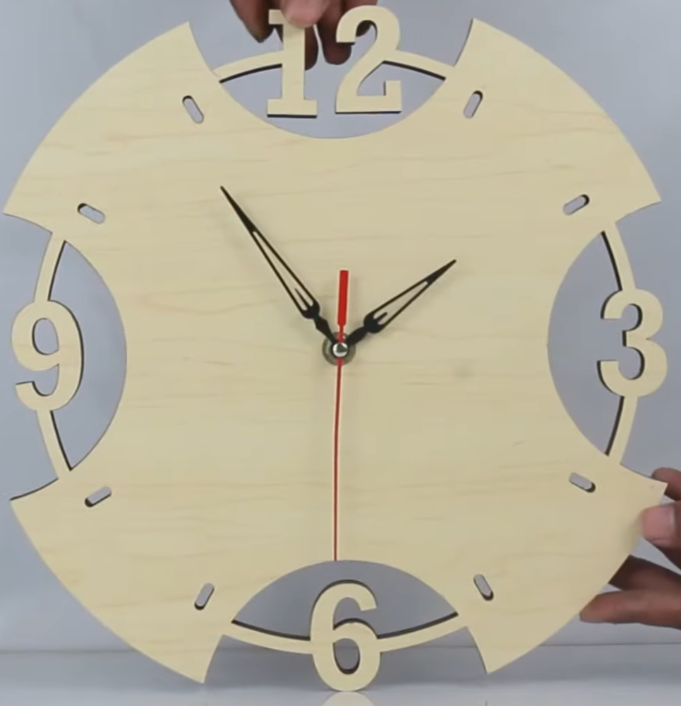 Horloge murale en bois élégante découpée au laser