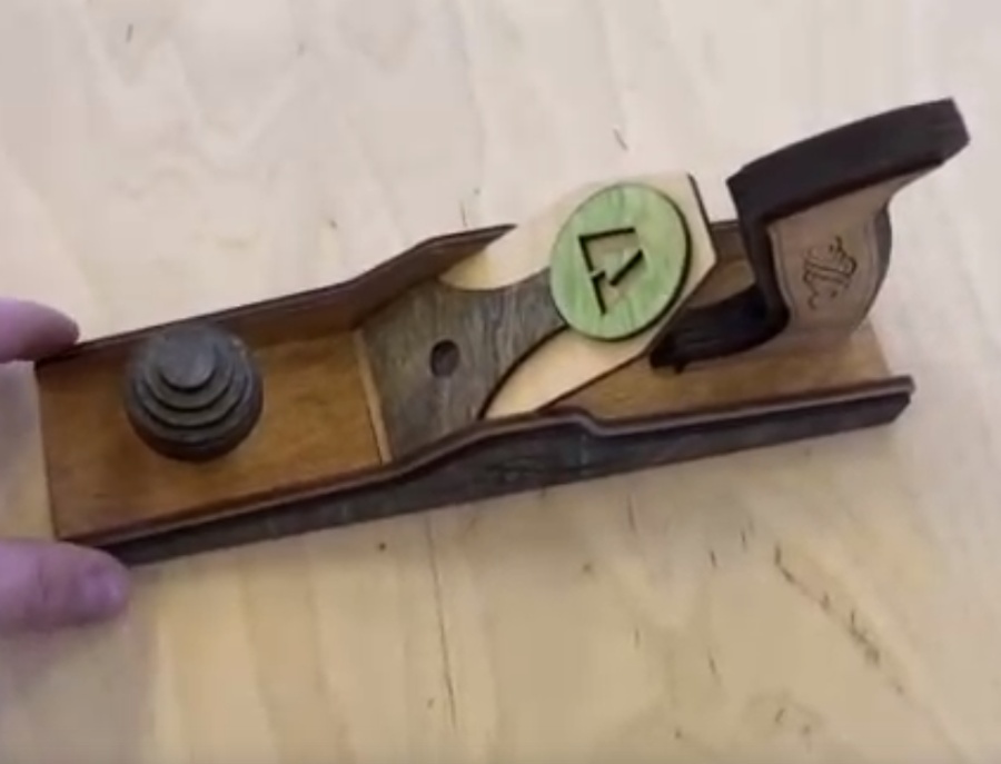 Modello 3D di pialla in legno a mano tagliata al laser