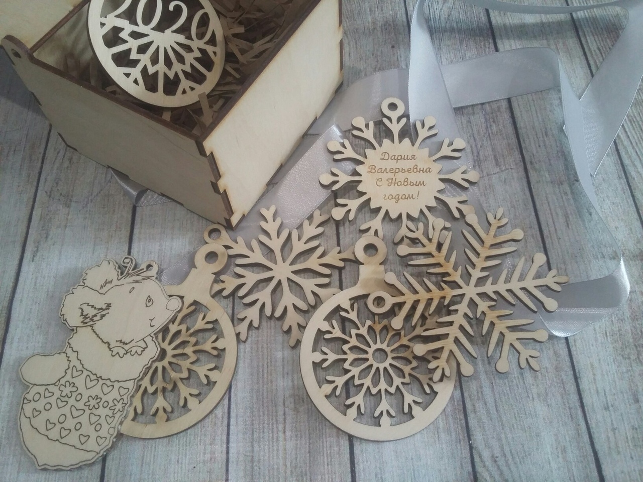 Laser Cut Wooden Box With Snowflake Toys 100x100x75mm Free Vector