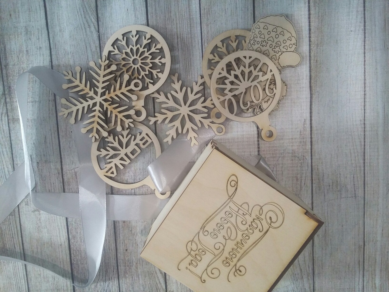Laser Cut Wooden Box With Snowflake Toys 100x100x75mm Free Vector