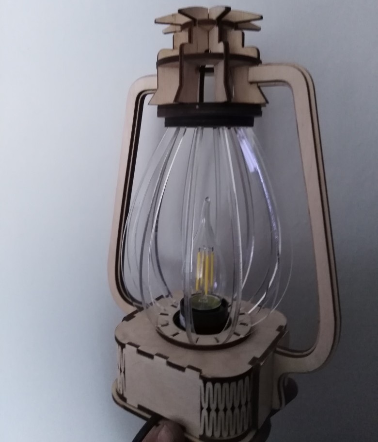 Lámpara de mesa de luz nocturna con linterna clásica cortada con láser
