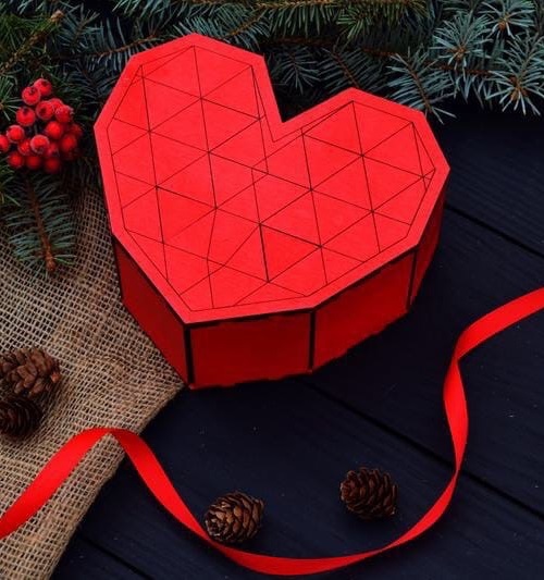 Caja de regalo de madera con forma de corazón cortada con láser