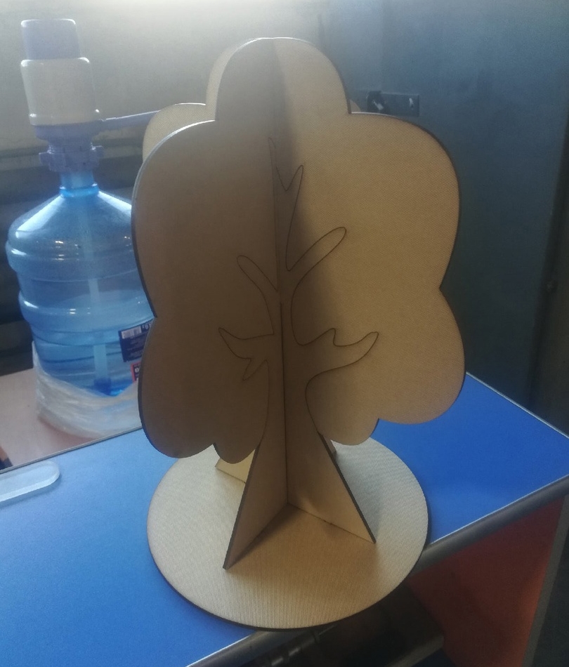 Modello artigianale dell'albero delle quattro stagioni tagliato al laser
