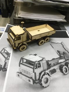 Modello di camion giocattolo tagliato al laser