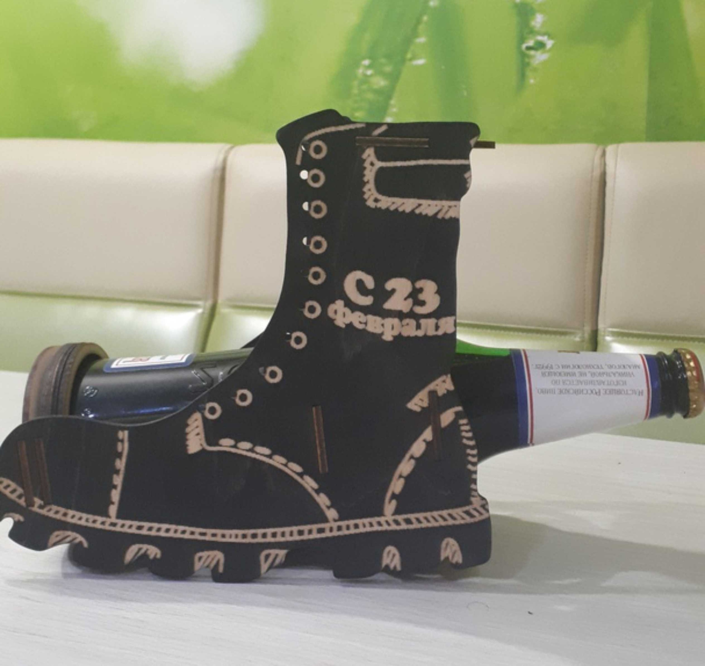 Soporte de exhibición decorativo para botella de vino con bota cortada con láser
