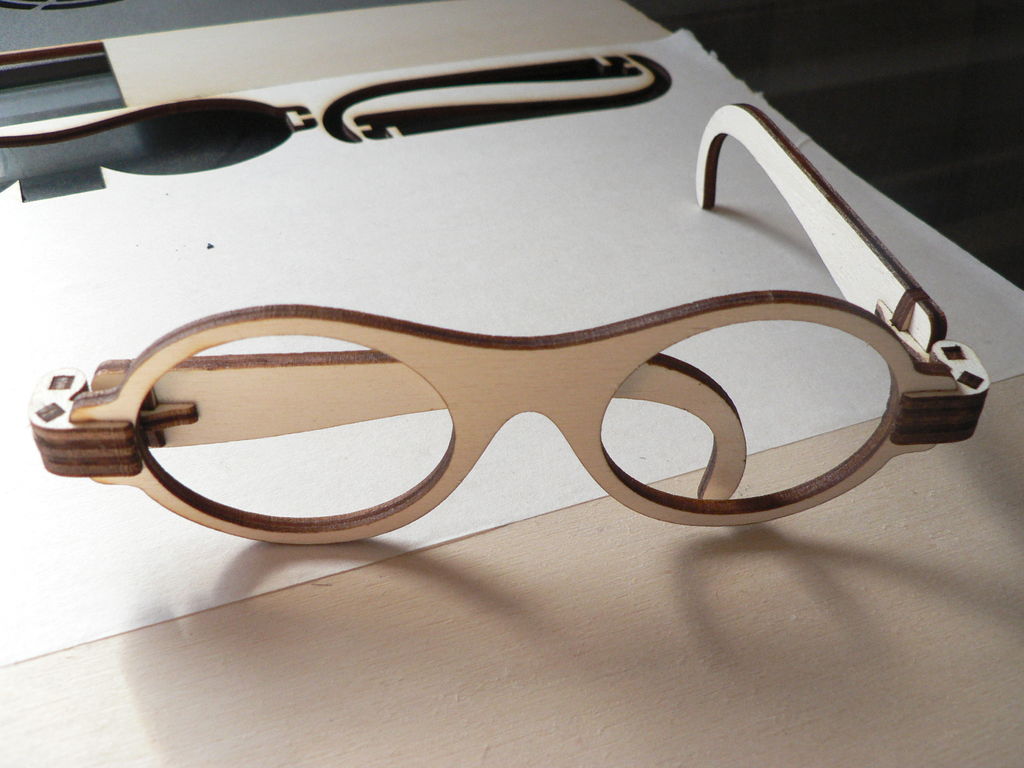 Lasergeschnittene faltbare Holzbrille