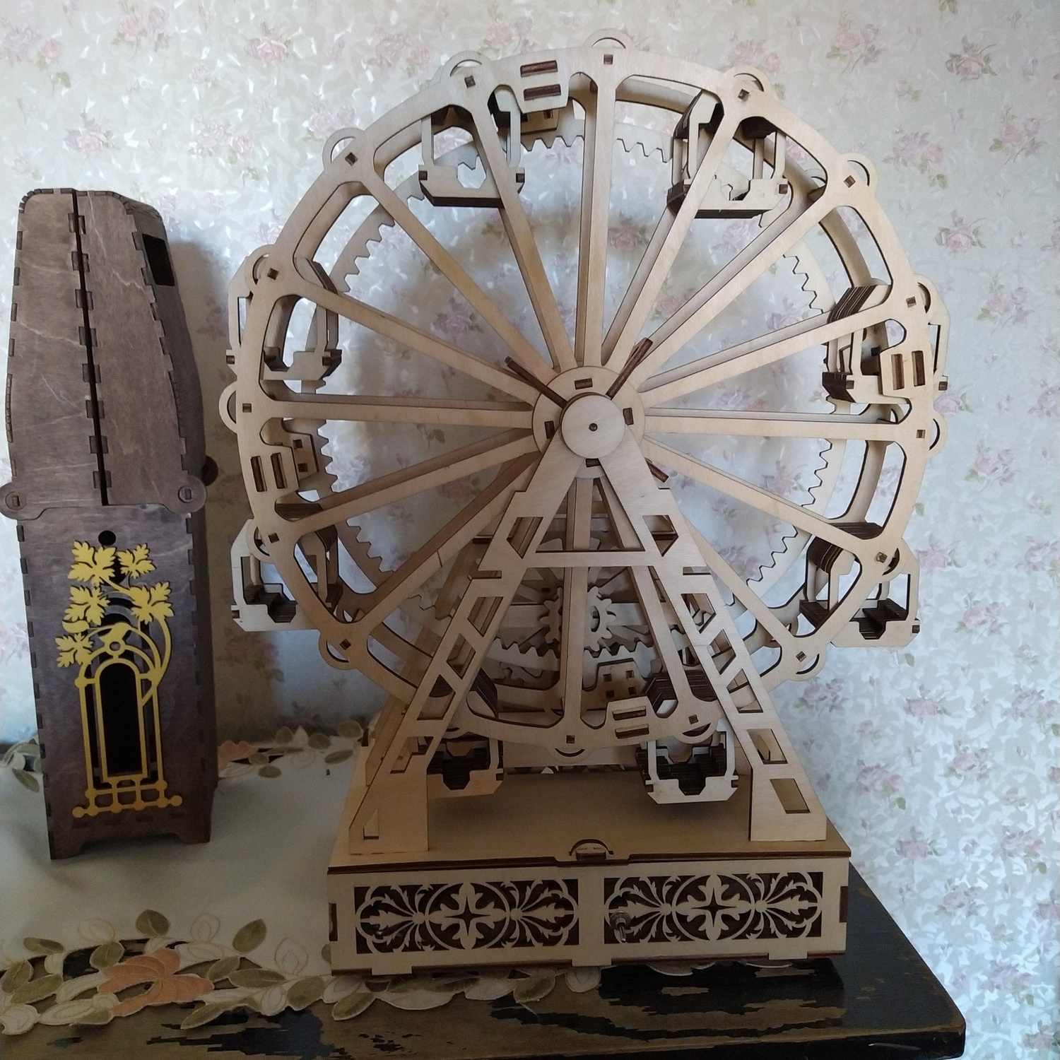 Lasergeschnittenes Riesenrad aus Holz