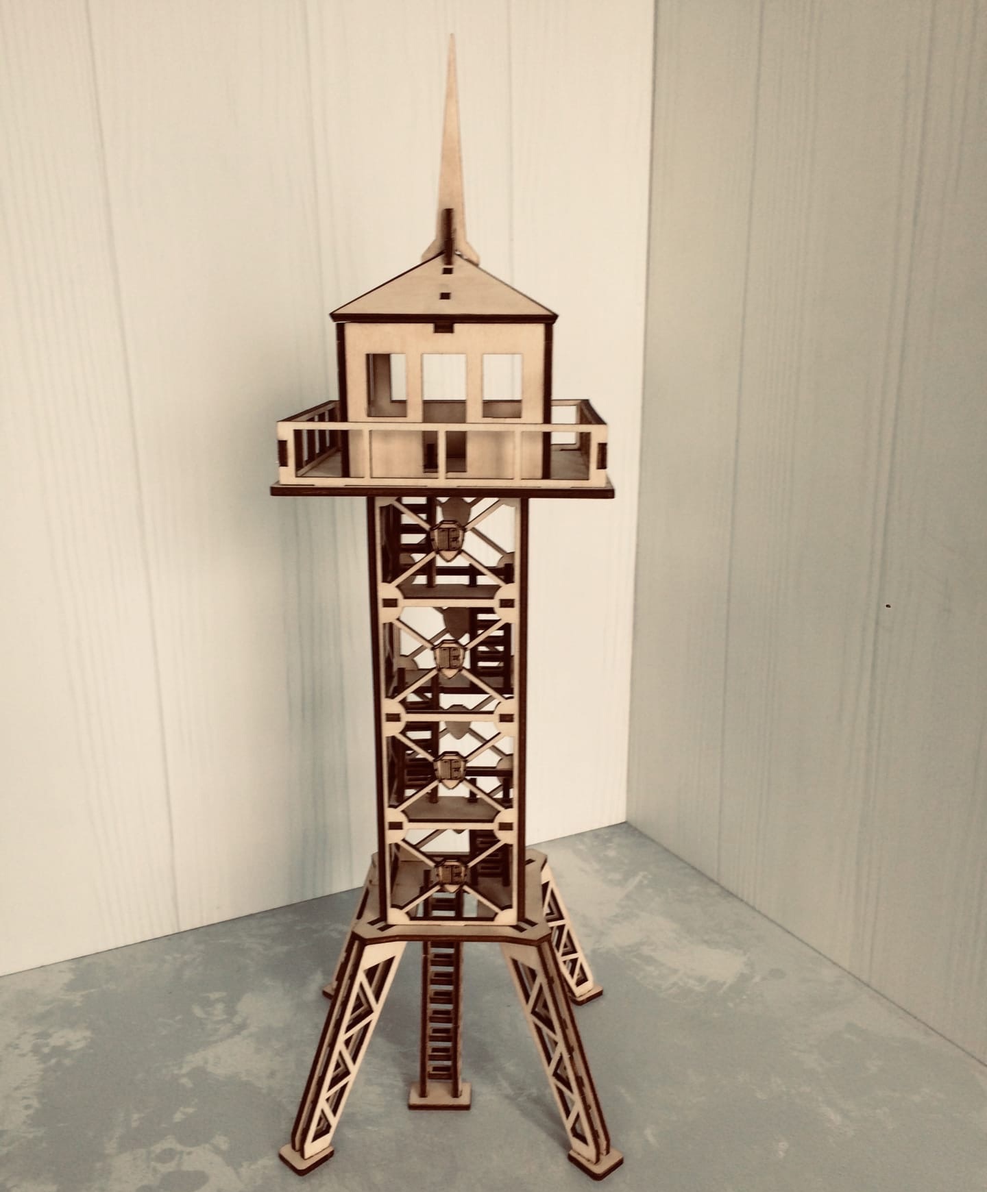 Modelo de madera 3d de la torre de observación militar cortada con láser