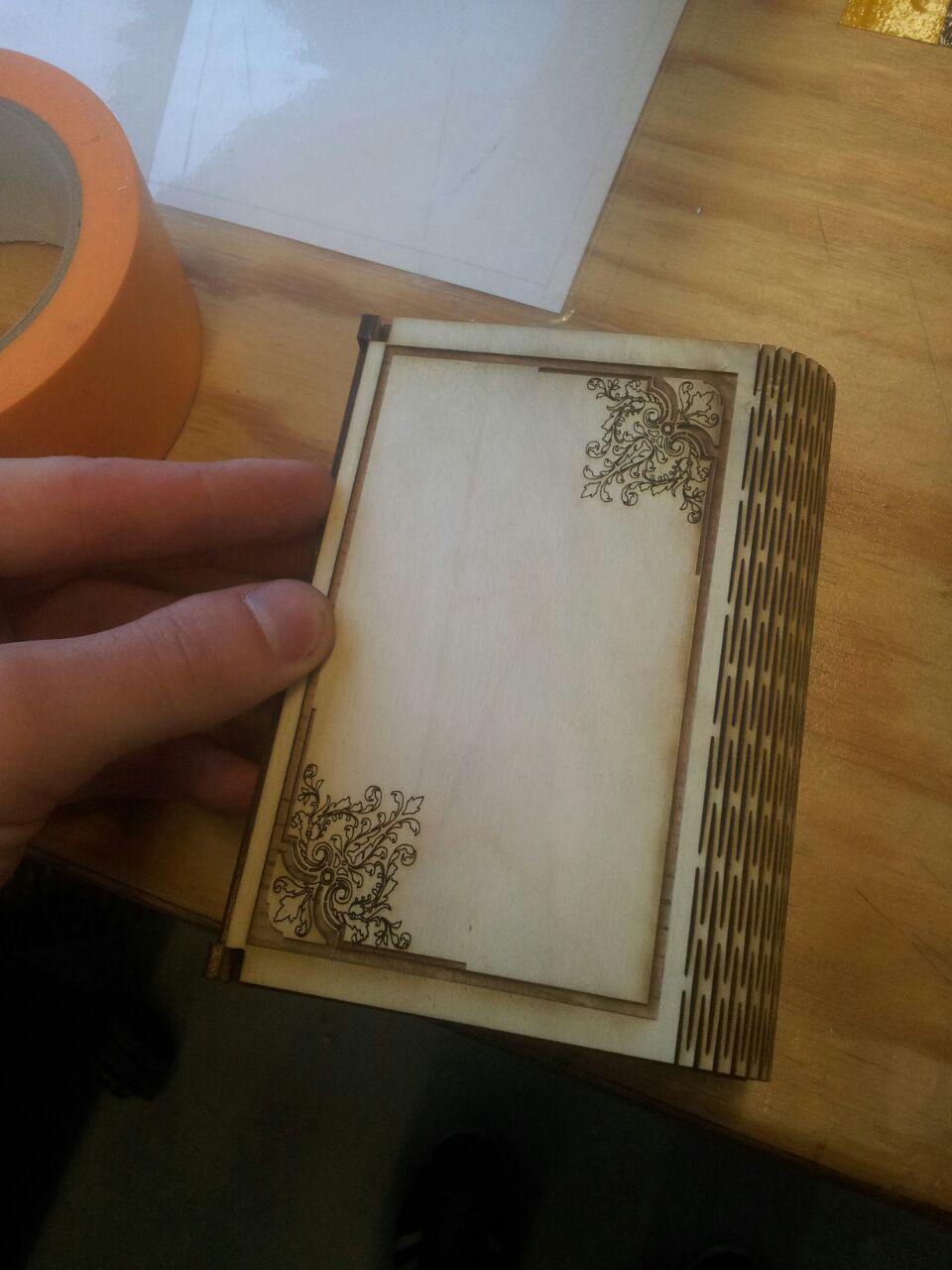 صندوق فليكس خشبي مقطوع بالليزر مع نقش