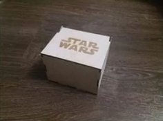 Lasergeschnittene Geschenkbecher-Box aus Holz mit Deckelschablone