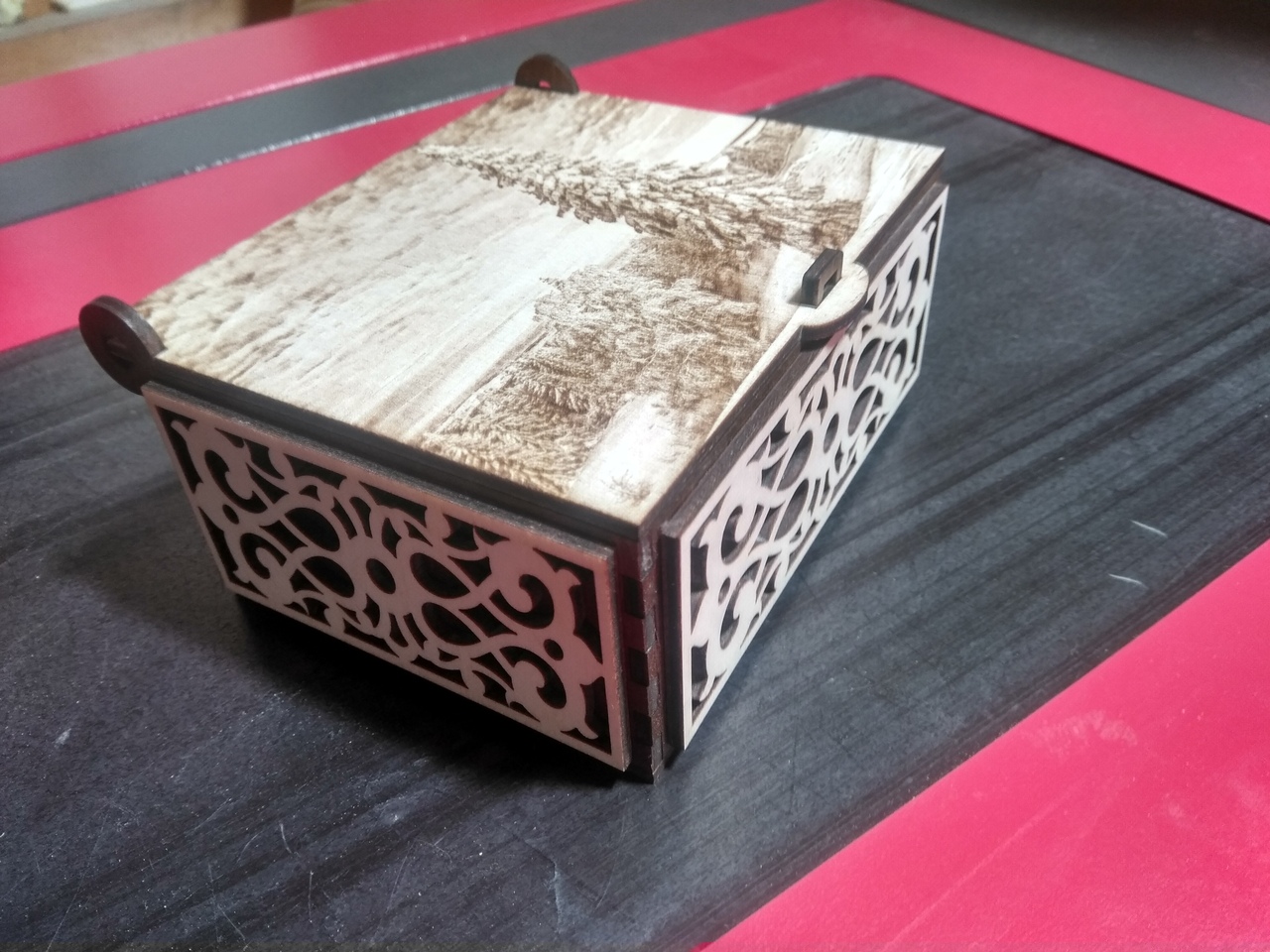 Caja decorativa con tapa grabada con corte láser