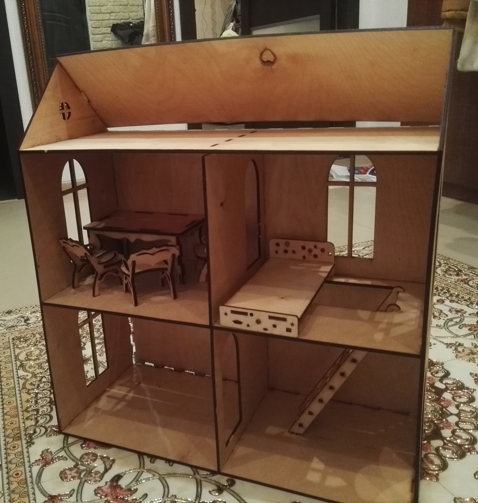 Laserowo wycinany drewniany domek dla lalek