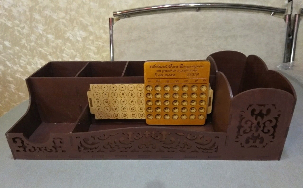 Настольный органайзер с лазерной резкой и держателем для карандашей с вечным календарем