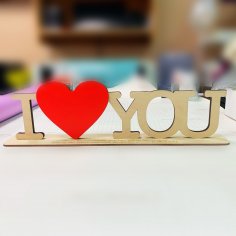 Лазерная резка деревянных букв "Я люблю тебя" с красным сердцем на подставке