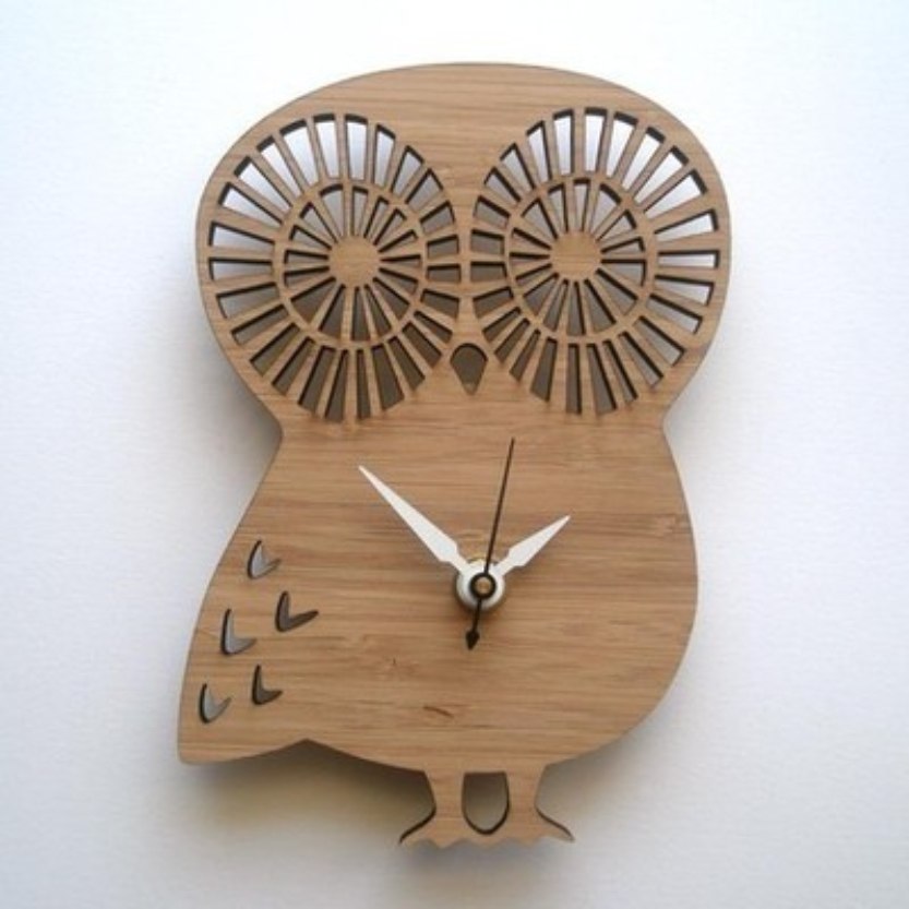 Reloj con forma de búho cortado con láser