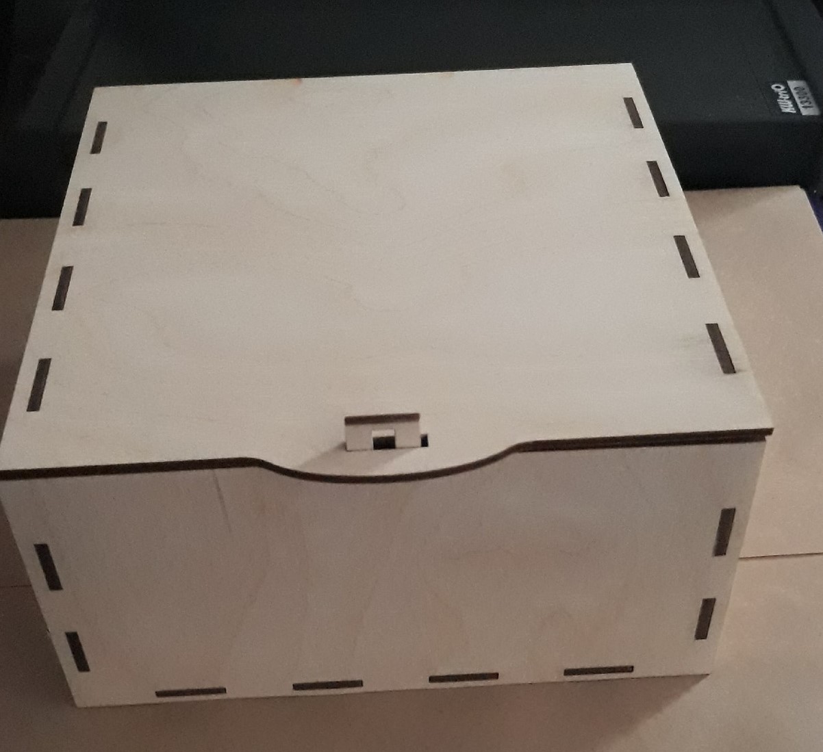 صندوق خشبي بسيط مقطوع بالليزر