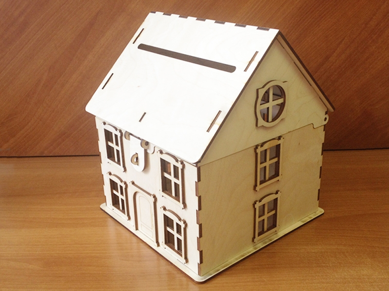 Hucha con forma de casa de madera cortada con láser