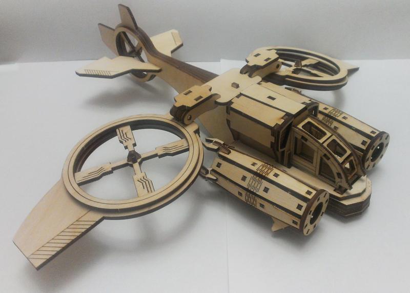 Laserowo wycinany szablon zabawki helikoptera statku kosmicznego