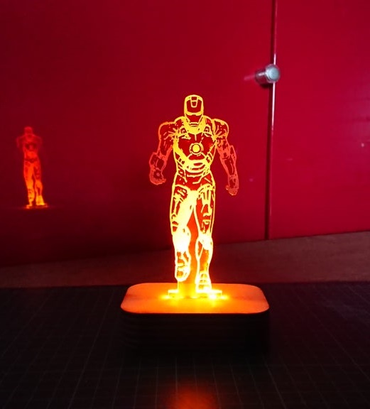 لامپ شب ال ای دی سه بعدی اکریلیک مرد آهنی برش لیزری