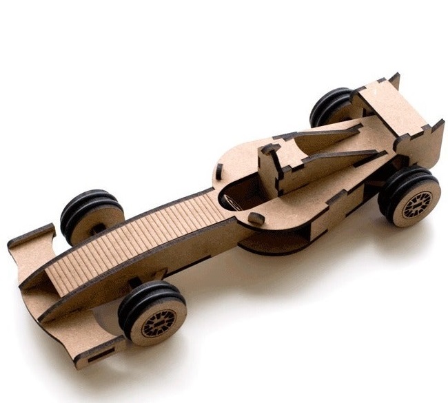 Modelo de brinquedo de Fórmula 1 cortado a laser