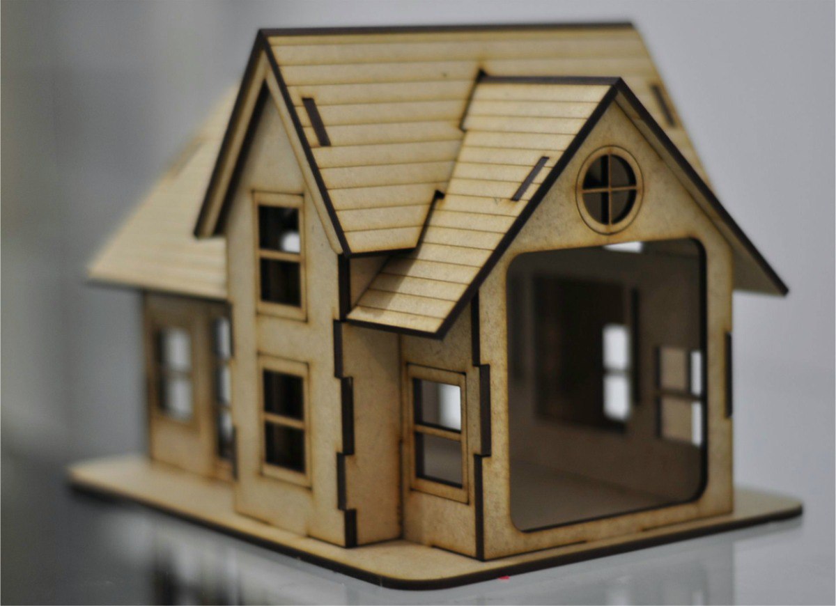 Modello di casa giocattolo in legno tagliato al laser
