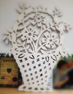 Lasergeschnittener Blumenkorb aus Holz als Dekoration