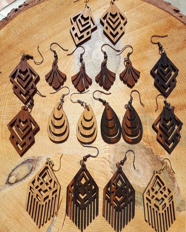 Modèles de boucles d'oreilles de bijoux en bois découpés au laser
