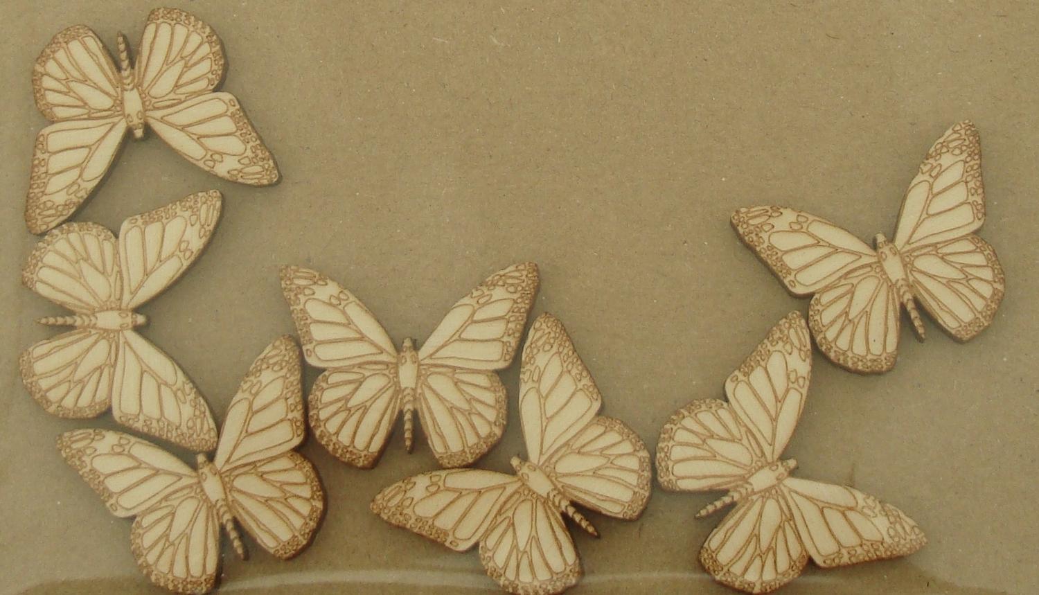 Formas de borboletas de madeira gravadas com corte a laser