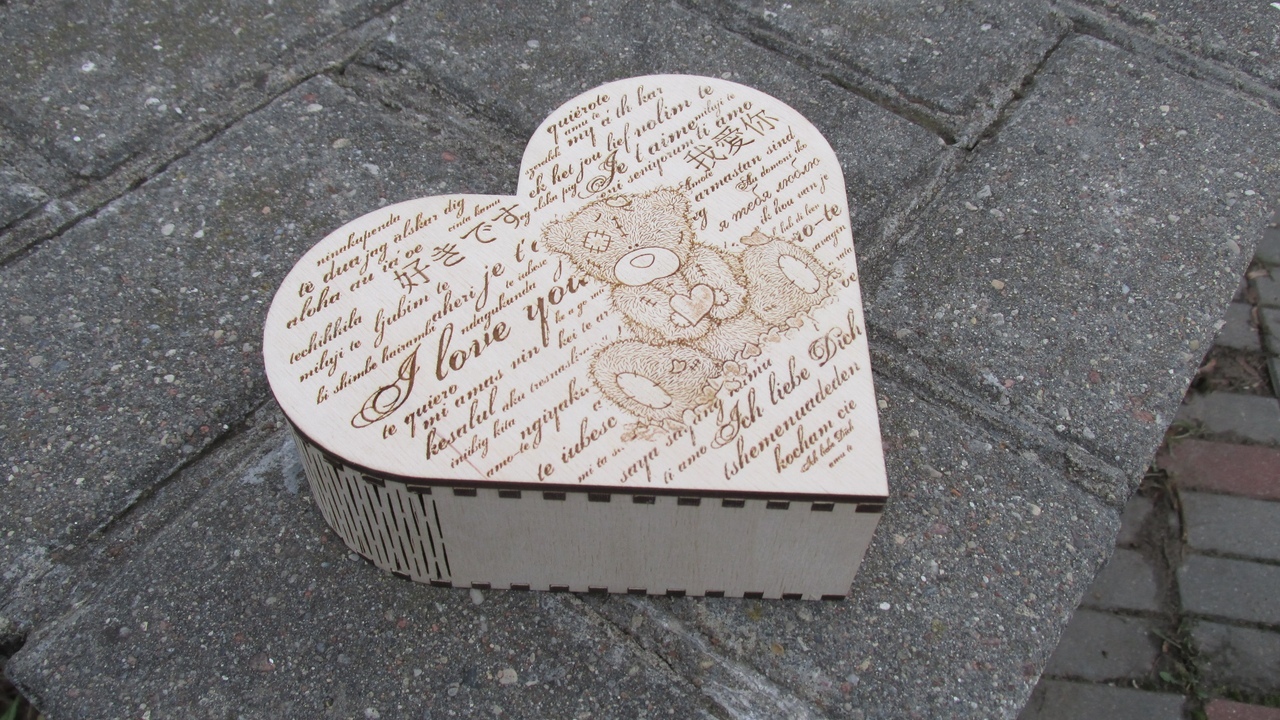 Подарочная коробка в виде сердца с лазерной резкой и петлей