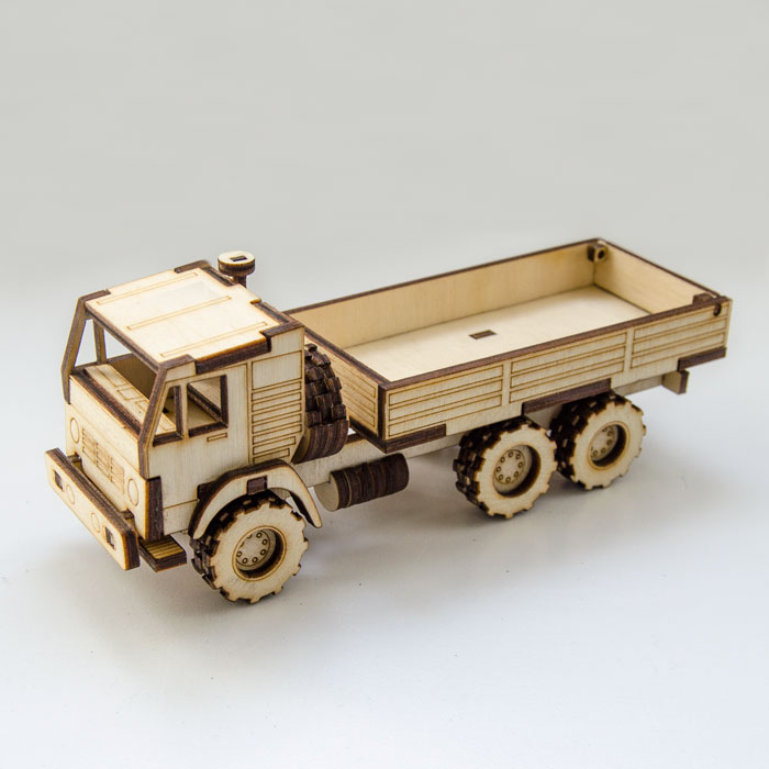 Camión volquete de madera cortado con láser