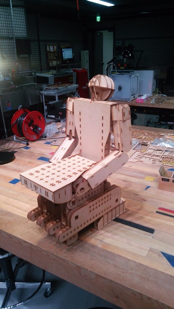 Robot de sillón cortado con láser