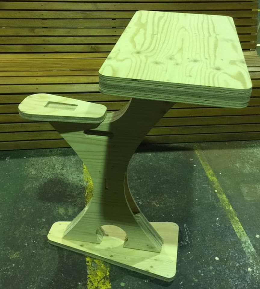 Mesa de madeira infantil com banco