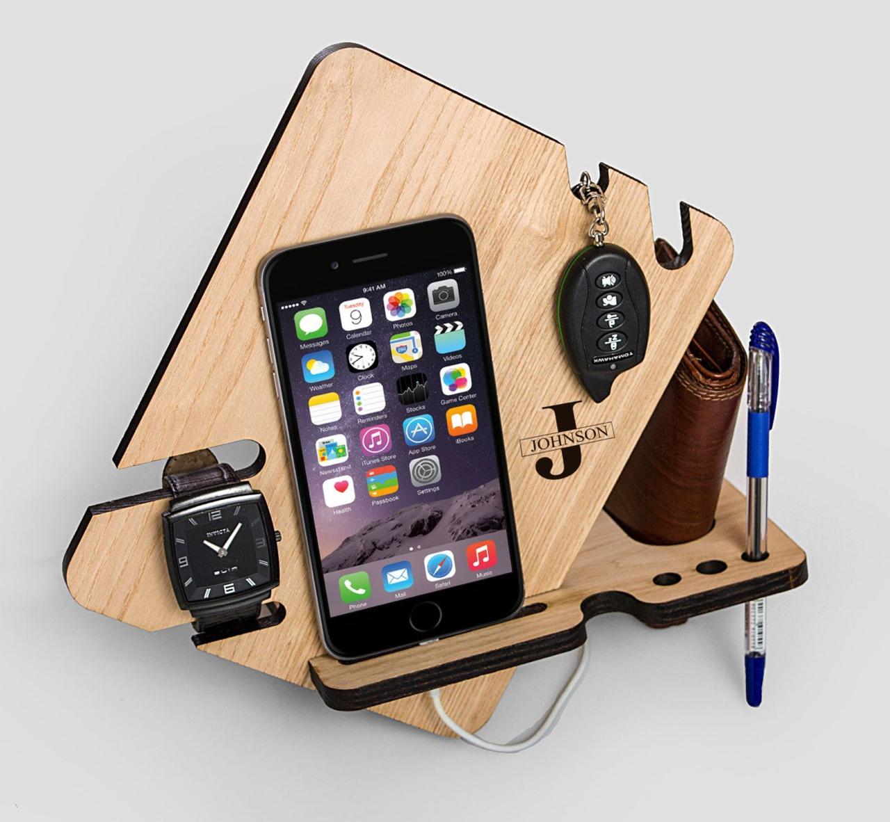 Estação de encaixe de telefone de madeira cortada a laser com porta-chaves carteira suporte relógio organizador masculino presente